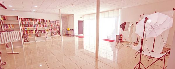 Raum mit Fotostudio und Bücherregalen