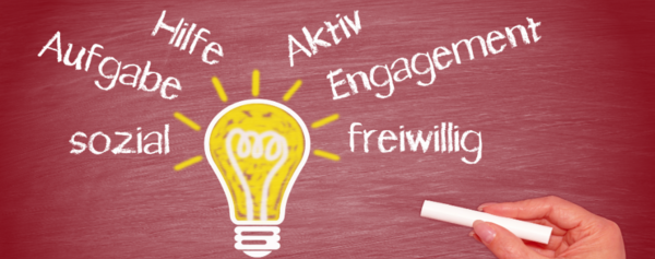 Auf einer Tafel stehen Worte: Sozial, Aufgabe, Hilfe, Aktitiv, Engagement, freiwillig