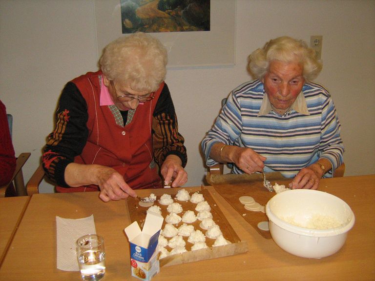 Ältere Damen beim Backen