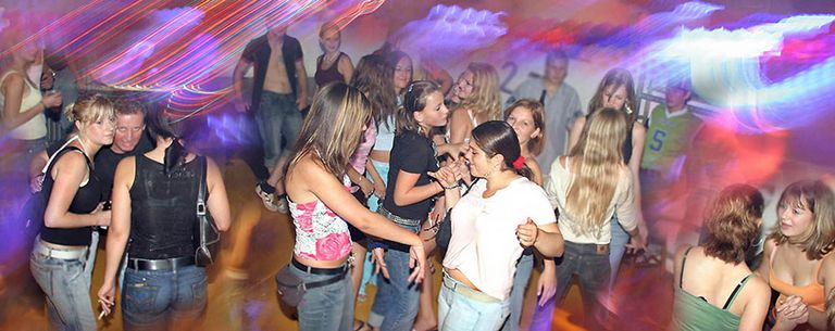 Kinder in der Disco beim tanzen