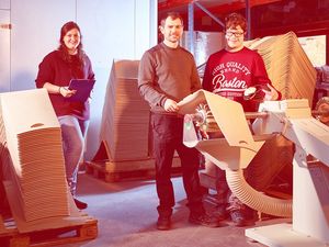 Drei Personen beim arbeiten