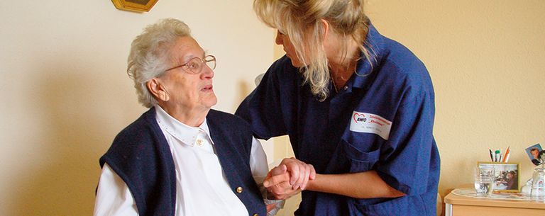 Pflegedienst hilft älteren Dame