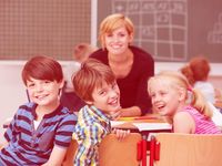 Schüler und Betreuerin im vor einer Tafel