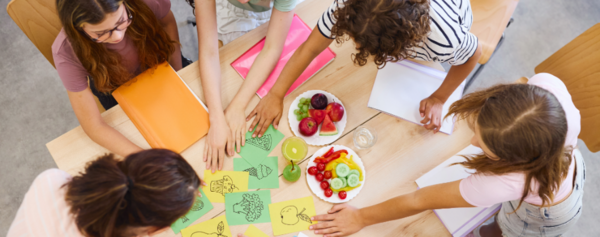 Kinder arbeiten gemeinsam an einem Tisch