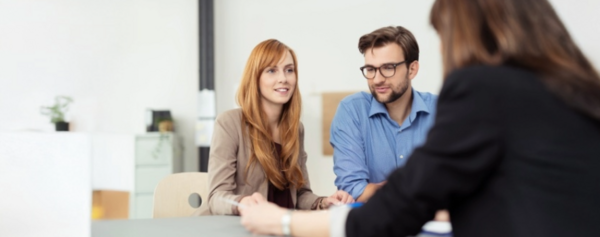 Drei Personen im Beratungsgespräch
