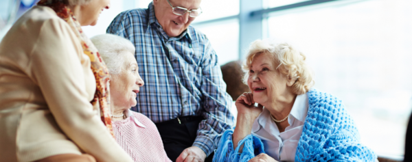 Senioren sitzen zusammen