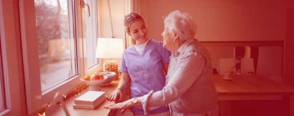 Junge Dame hilft älteren Dame