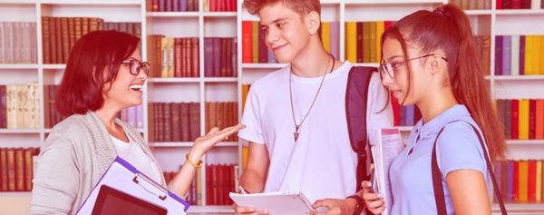 zwei Schüler und eine Erwachsene