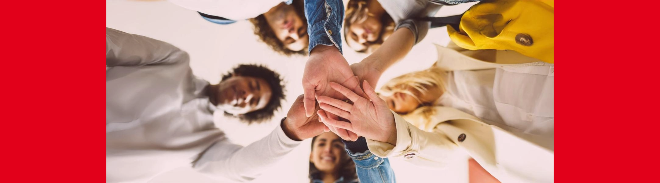 Menschen halten ihre Hände zusammen