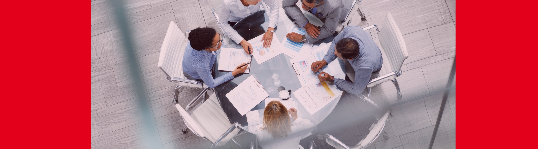 Menschen sitzen an einem Tisch
