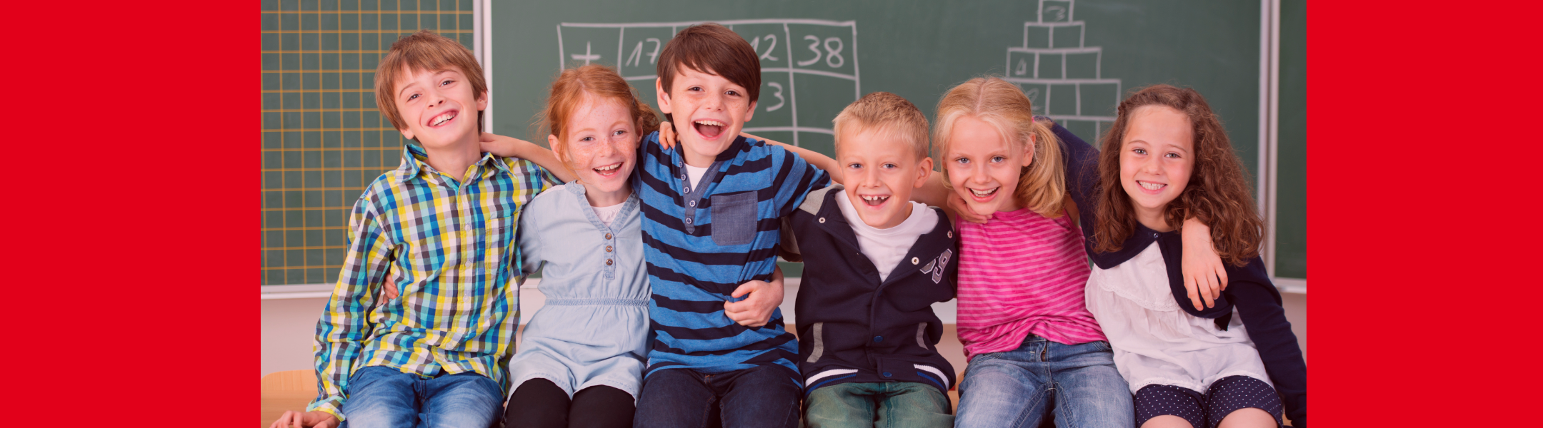 Schulkinder vor einer Tafel
