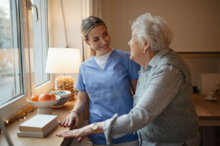junge Frau hilft älteren Dame