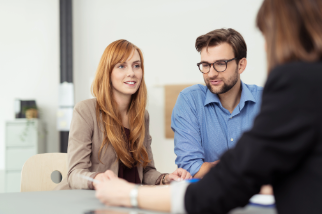 Drei Personen im Beratungsgespräch