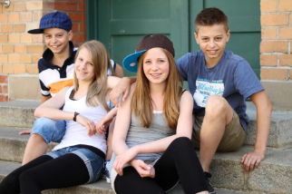 Jugendliche sitzen auf einer Treppe
